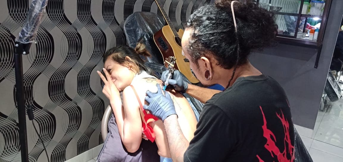 Tattooing Woman on Progress